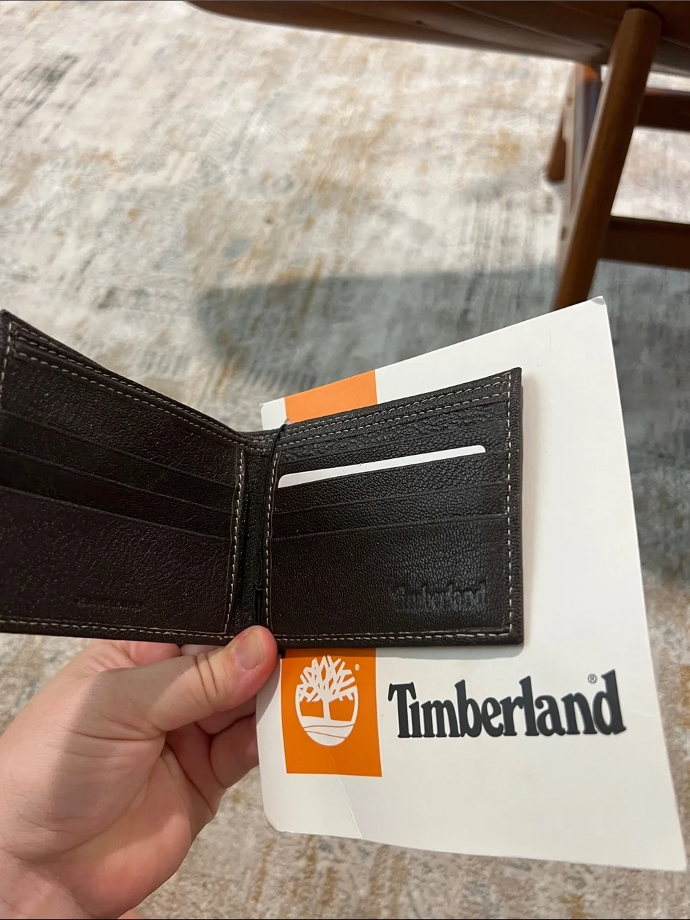 Timberland Dark Brown Leather Bifold Wallet with Contrast Stitching z23